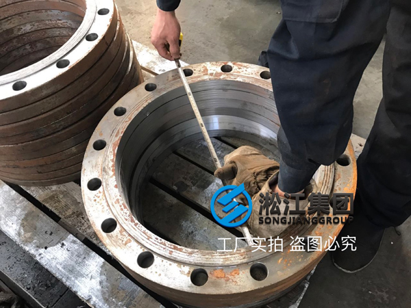 【生產現(xiàn)場】橡膠接頭開槽法蘭生產現(xiàn)場 【生產現(xiàn)場】橡膠接頭開槽法蘭生產現(xiàn)場