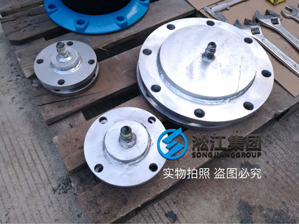 新型橡膠接頭生產(chǎn)出來(lái)后的第一件事就是壓力檢測(cè)
