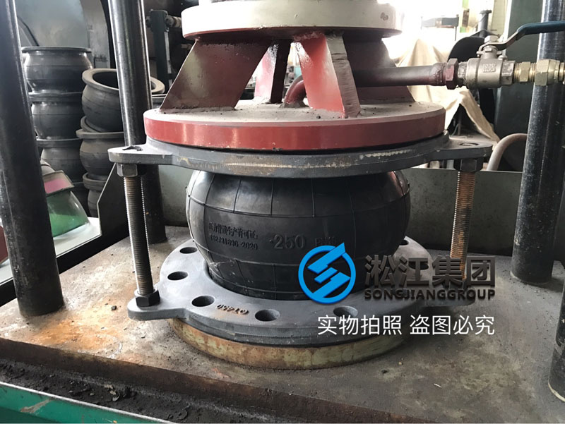DN250橡膠接頭球墨法蘭強(qiáng)度檢測(cè)現(xiàn)場 DN250橡膠接頭球墨法蘭強(qiáng)度檢測(cè)現(xiàn)場
