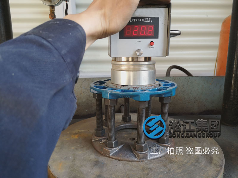 【質(zhì)量與控制】QT450球墨法蘭輕松通過20噸壓力檢測(cè) 【質(zhì)量與控制】QT450球墨法蘭輕松通過20噸壓力檢測(cè)