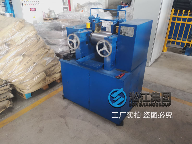 【檢測中心】橡膠接頭膠料試驗采用6寸開煉機 【檢測中心】橡膠接頭膠料試驗采用6寸開煉機